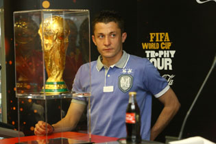 Sasa Ilic sa FIFA trofejem